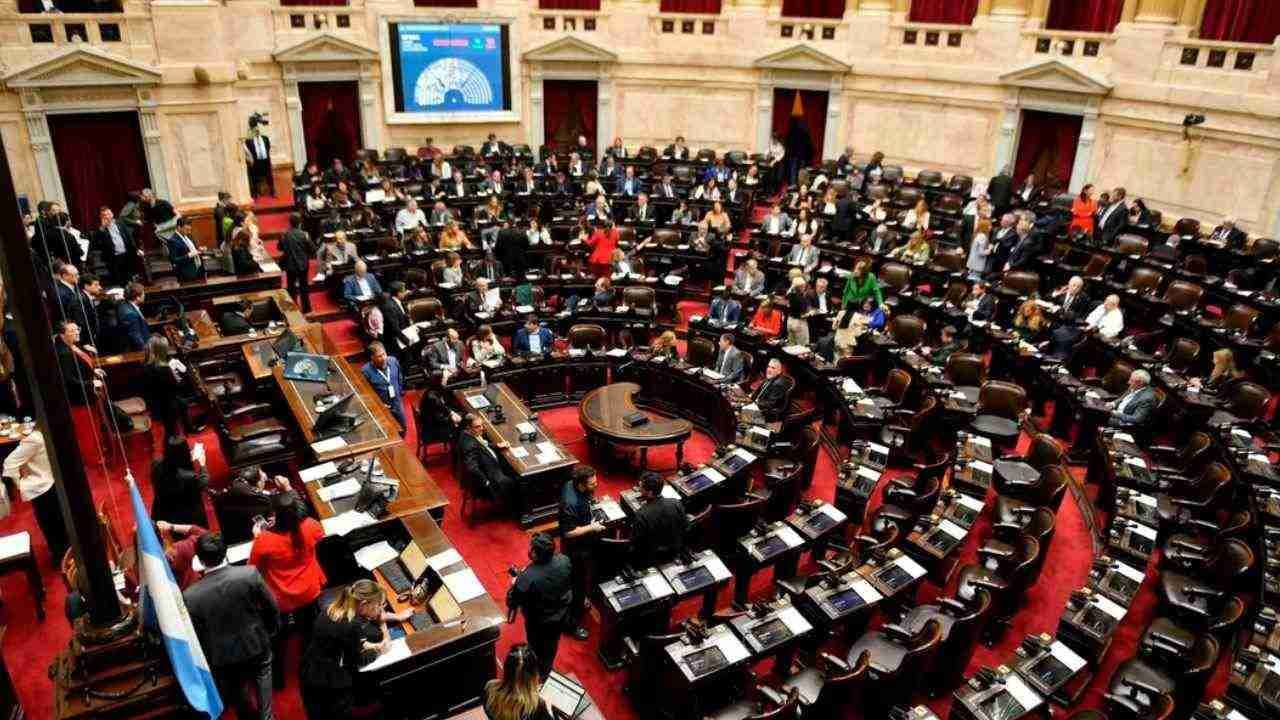 Argentina frente a la Crisis del Endeudamiento Familiar: Un Cruce de Caminos Legislativo