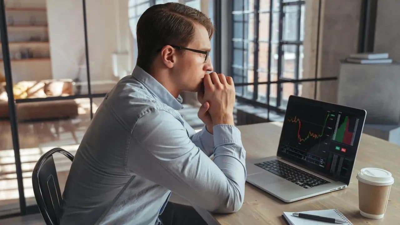 Navegando el Mercado: Estrategias de Inversión Personal y la Advertencia de Burbuja en la Era de la IA