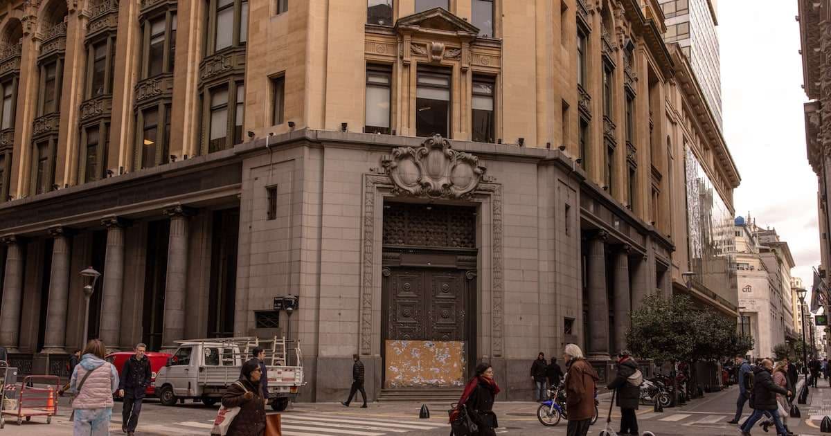 Argentina: La Doble Apuesta de Caputo para Disipar la Inestabilidad Económica con Crédito e Infraestructura