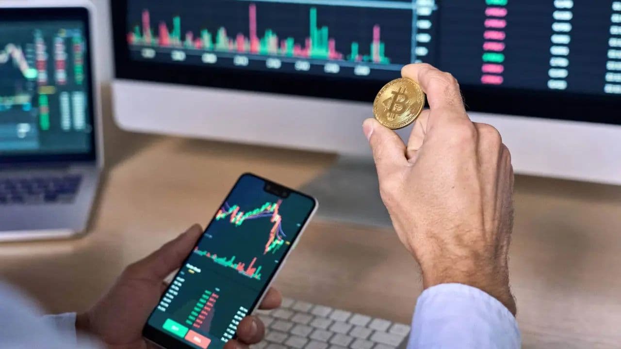 Criptomonedas: Reasignación Institucional y la Batalla Regulatoria que Redefinen el Mercado