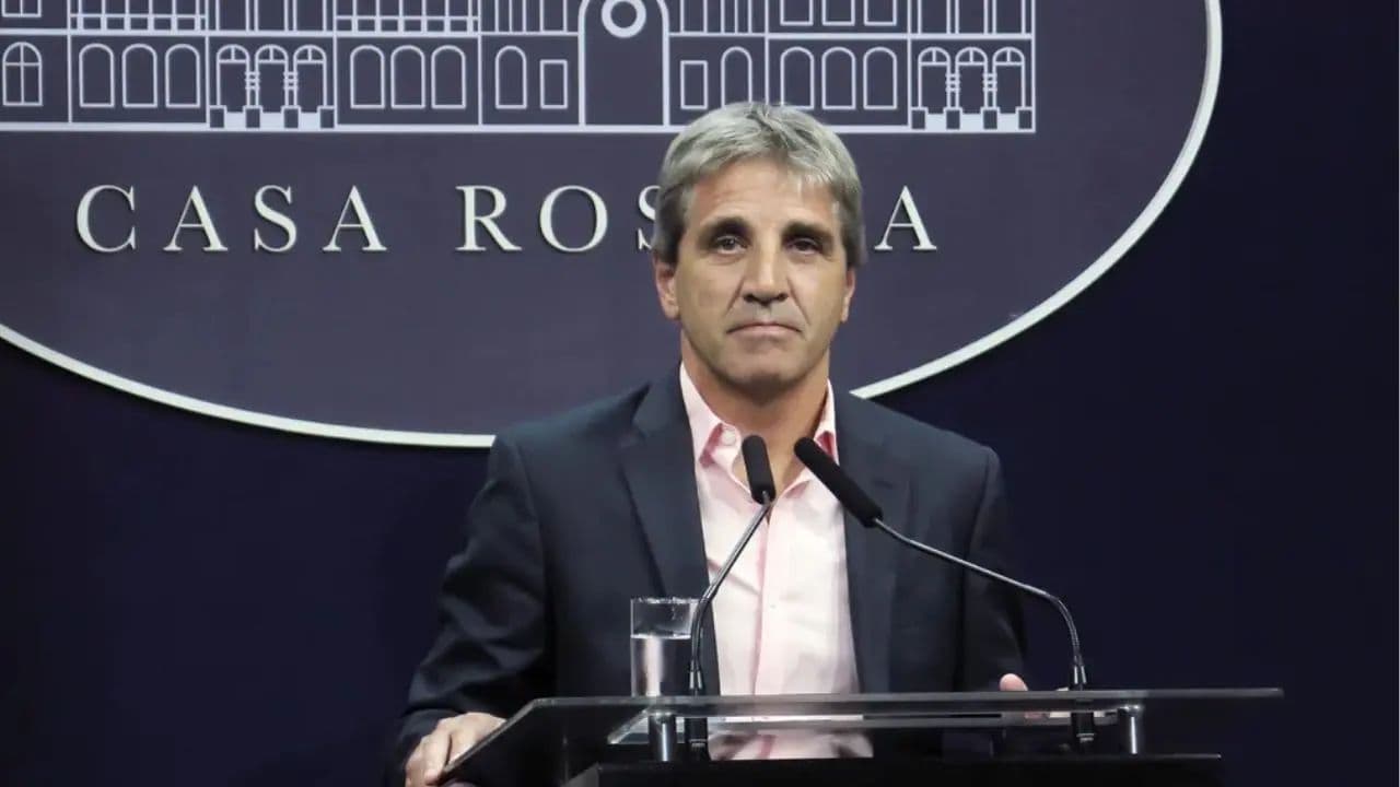 Argentina: La Estrategia de Caputo para Contener el Dólar y sus Riesgos Futuros