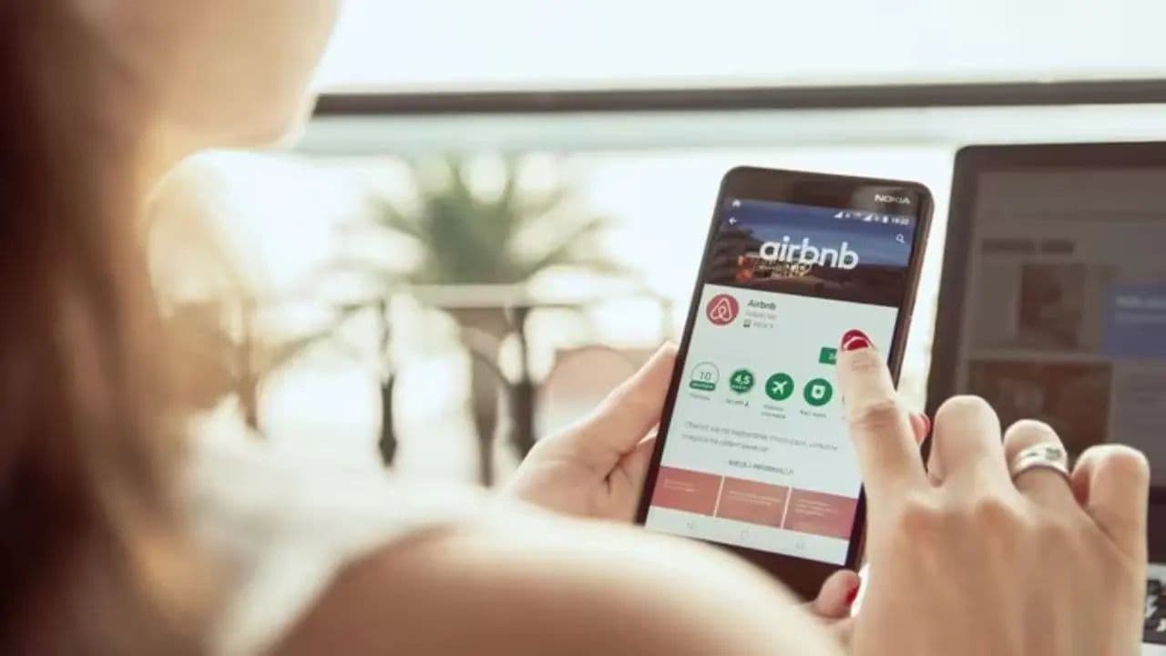 La Batalla por el Viajero: Airbnb y Booking Redefinen el Alojamiento Global