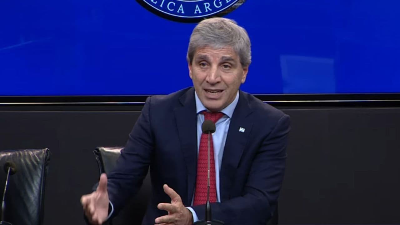Caputo Eleva la Apuesta: Preparación Financiera Frente al Horizonte Electoral de 2027 en Argentina