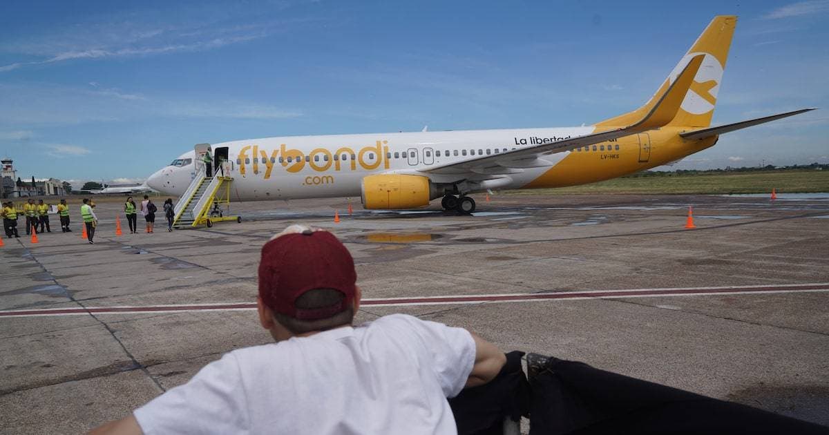 Flybondi al borde del abismo: la promesa de inversión de US$1.700 millones se desvanece entre la crisis operativa y el enigma político