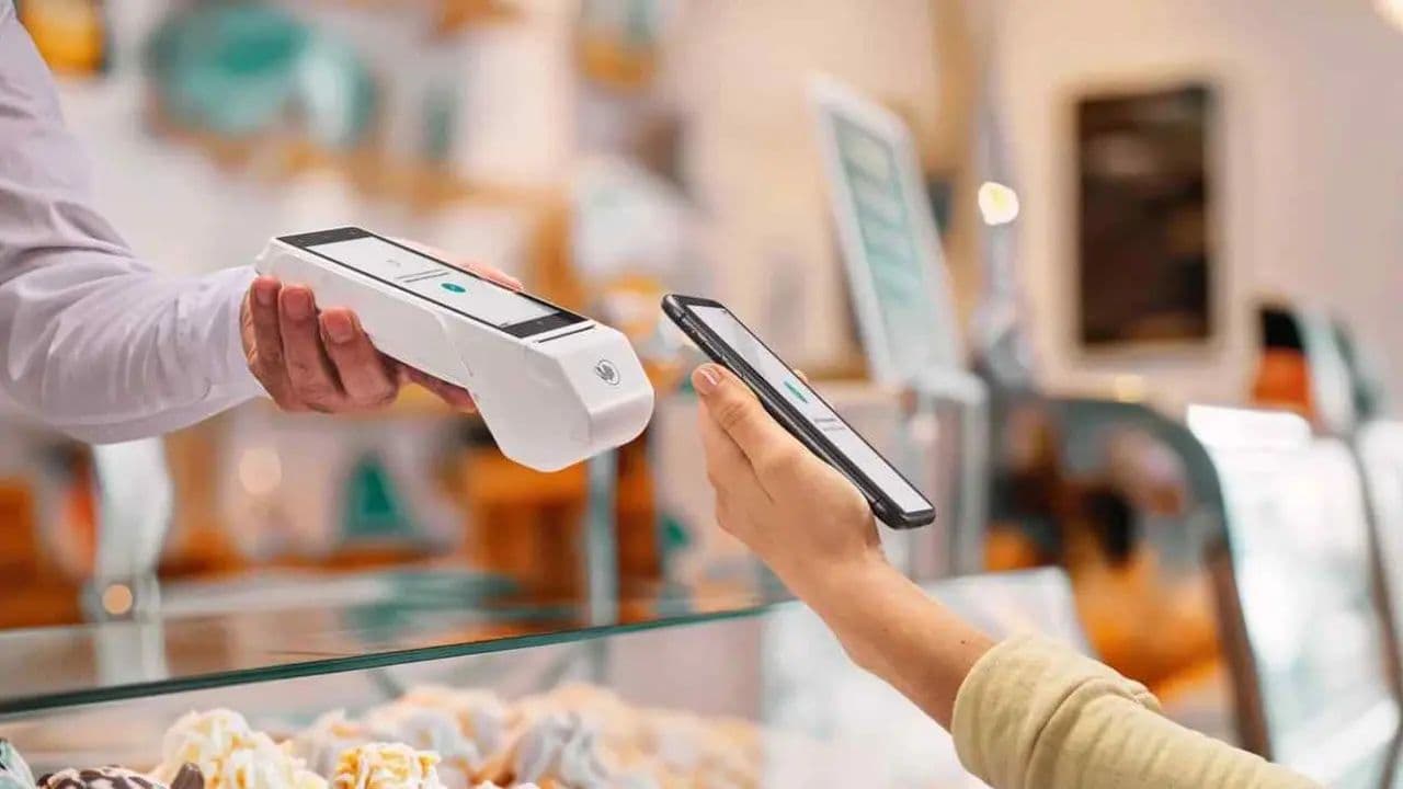 La Revolución Silenciosa de los Pagos en Argentina: ¿El Adiós al Plástico o una Convivencia Forzosa?