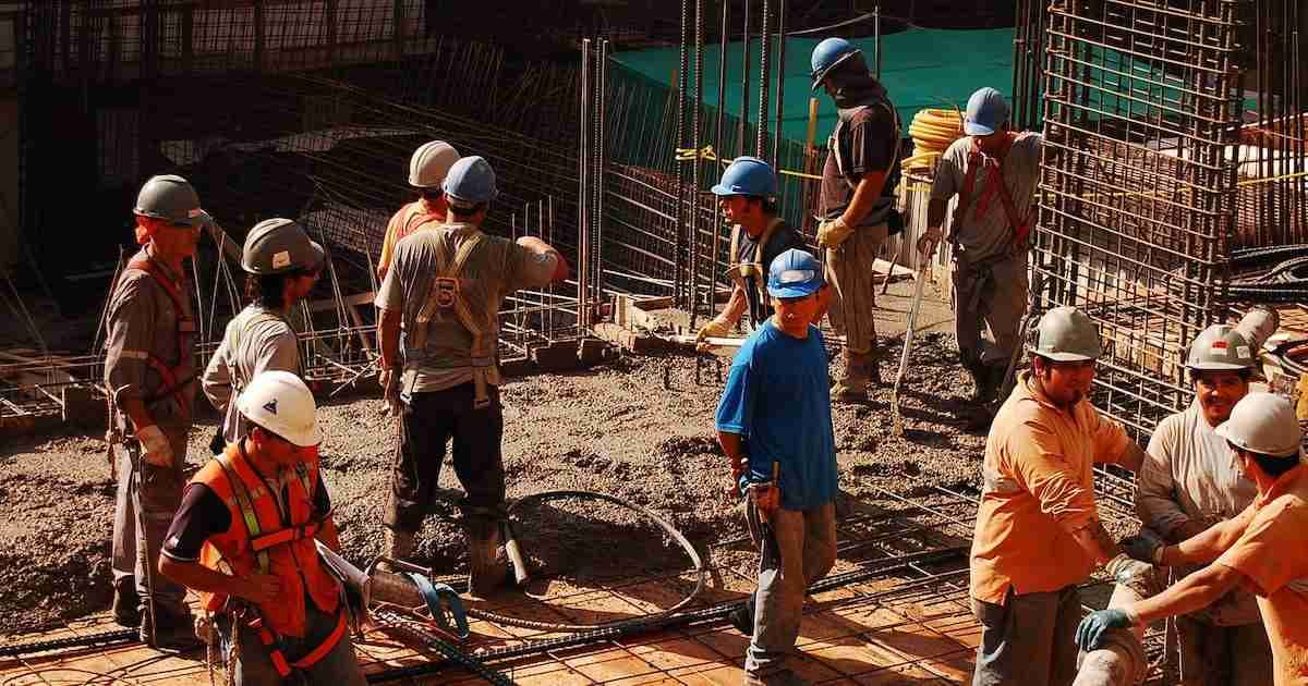 Argentina: El Auge de la Informalidad Laboral y la Contracción del Empleo Formal Plantean Desafíos Macroeconómicos