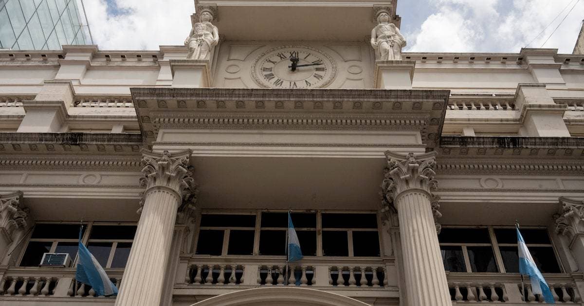 El Banco Central Argentino Desarma su Posición en Dólar Futuro: Un Giro Estratégico Hacia un Mercado Más Libre