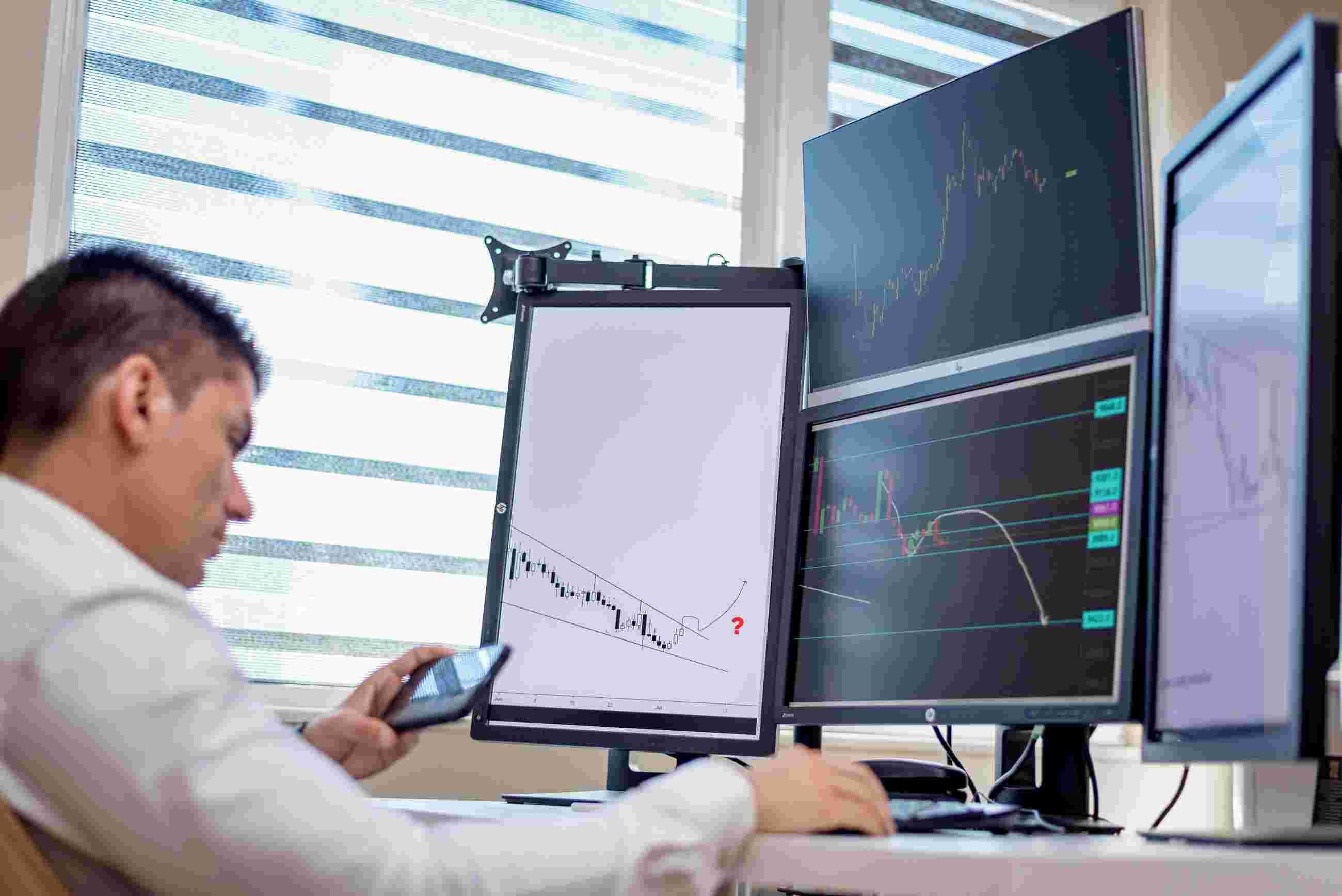 Navegando la Tormenta: Estrategias para Inversores en Mercados Volátiles y Sobrecargados de Datos