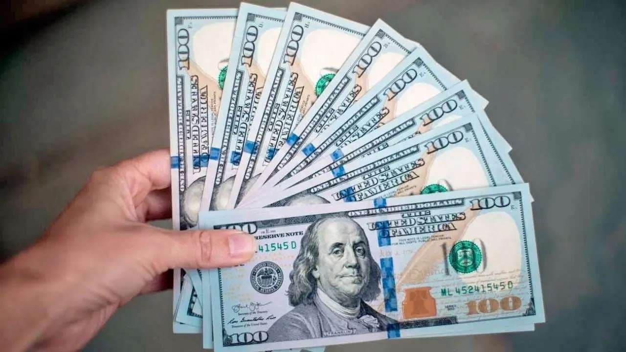 Dólares bajo el colchón: El riesgo silencioso que erosiona miles de millones en ahorros argentinos