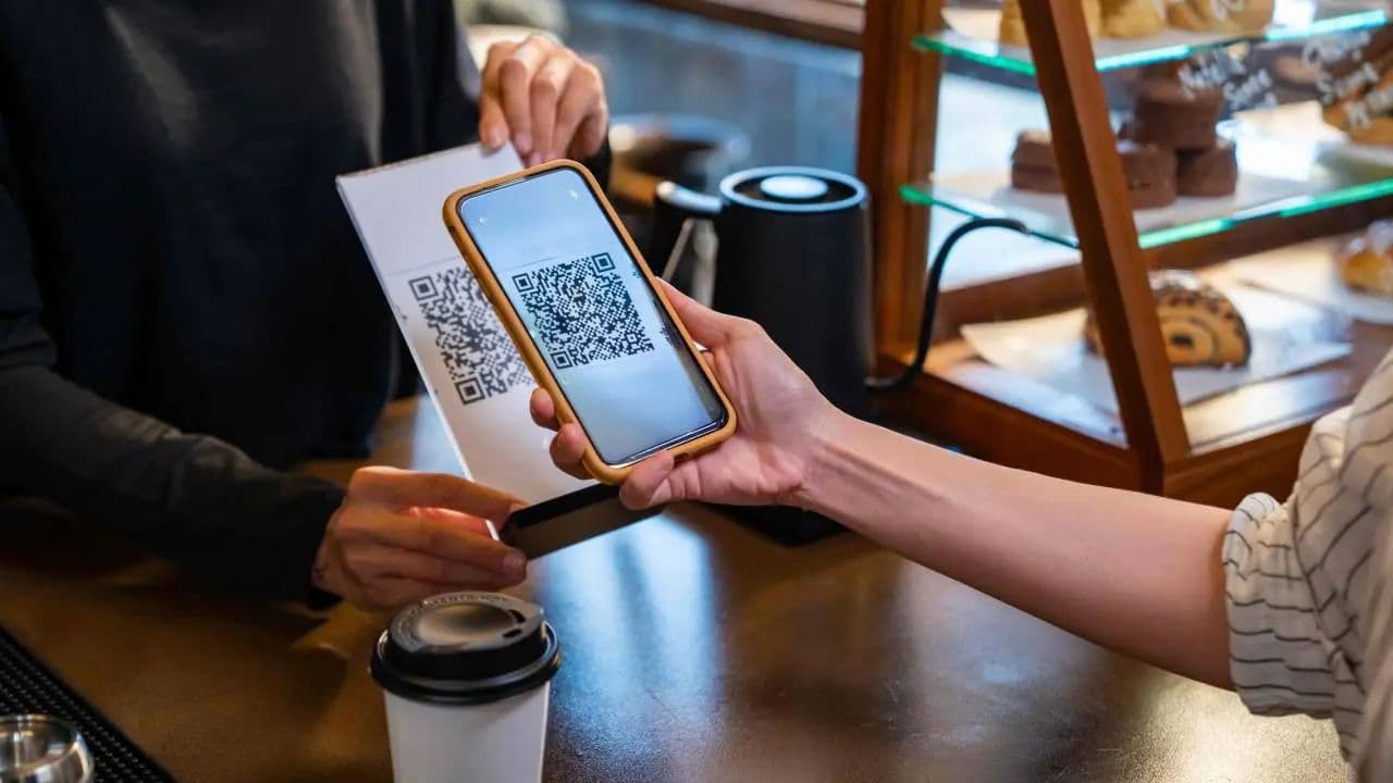 La Batalla por los Rieles del Dinero Digital: ¿Una Nueva Guerra Fría en América Latina?