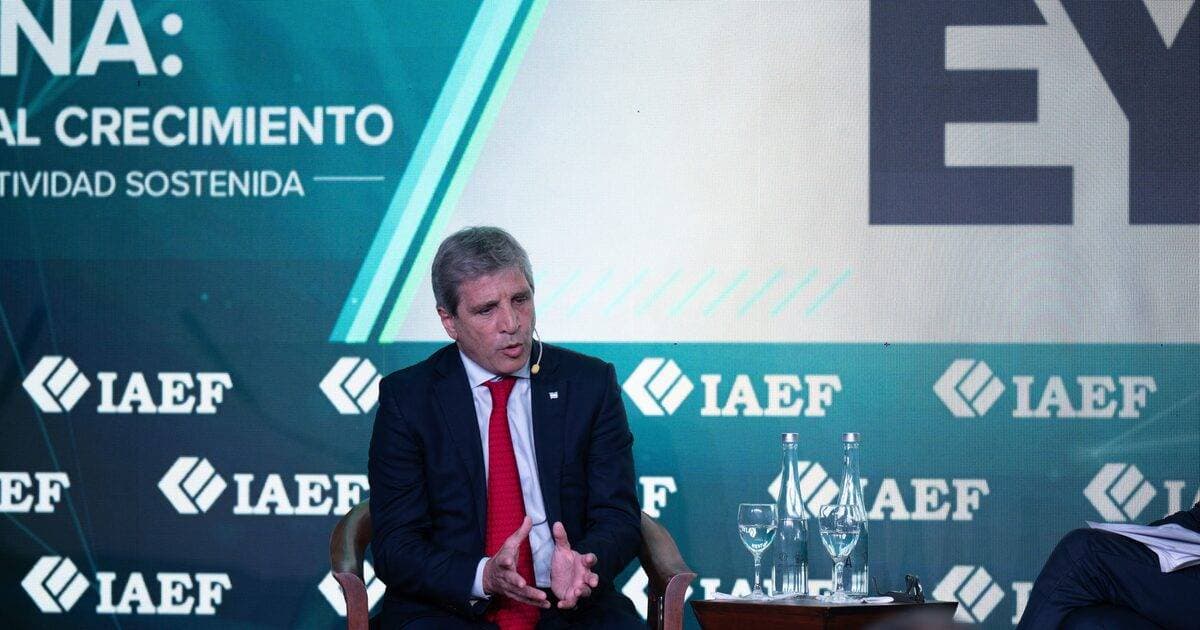 Caputo traza hoja de ruta fiscal y monetaria: Desafíos y oportunidades en la Argentina que se reconfigura