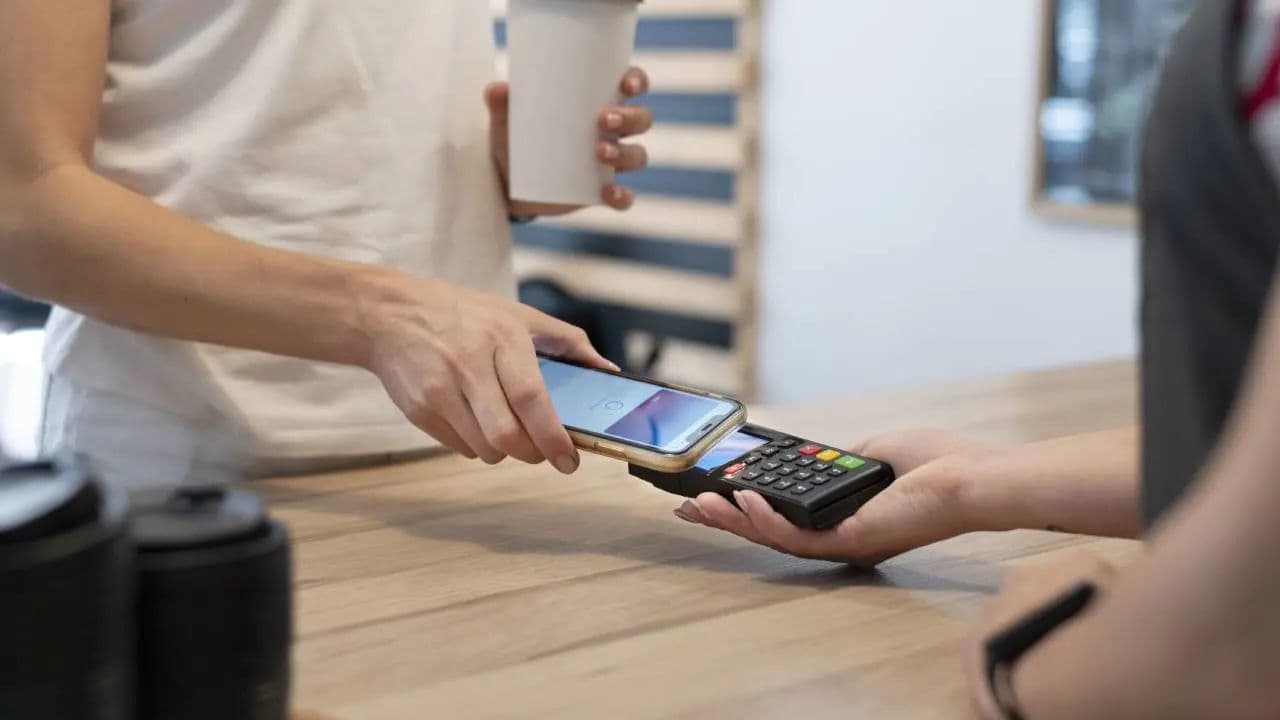 Argentina: La Inesperada Supremacía del QR y el 'Cepo' de Apple al NFC en el Ecosistema de Pagos Digitales