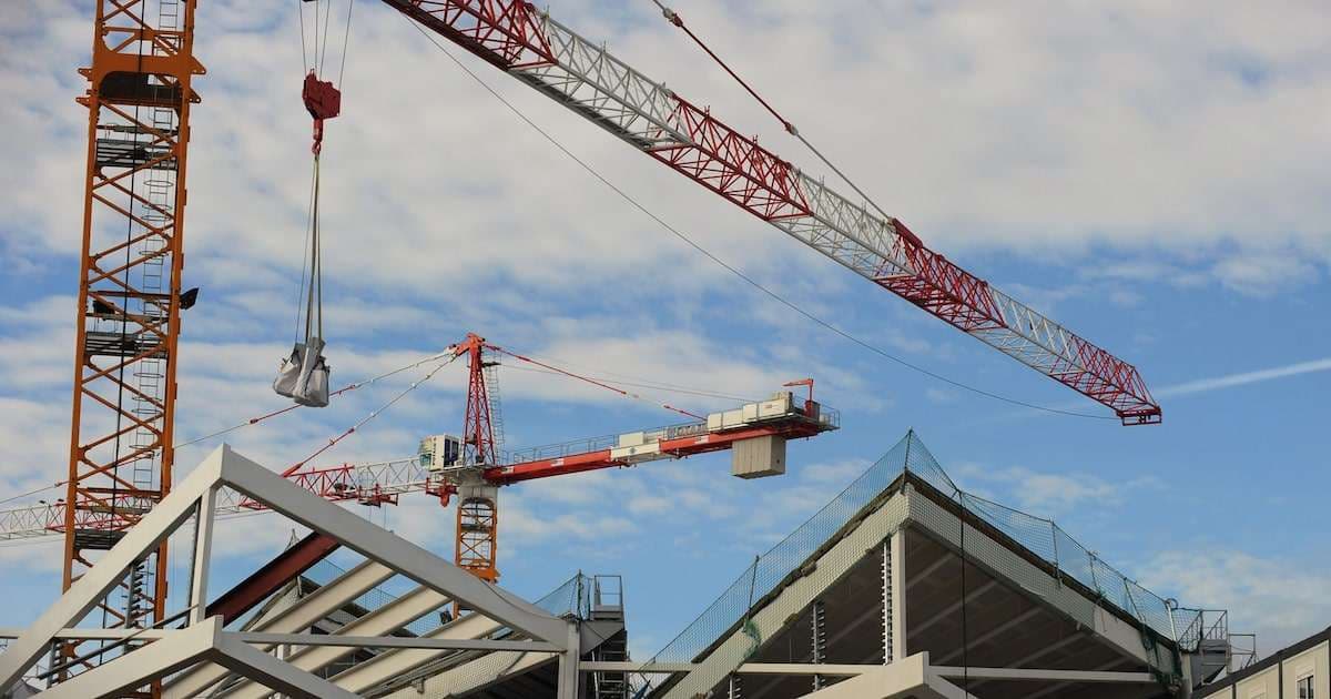 Argentina: Industria y Construcción Muestran un Tímido Rebote Mensual, Pero Persisten las Sombras de la Contracción Anual Profunda
