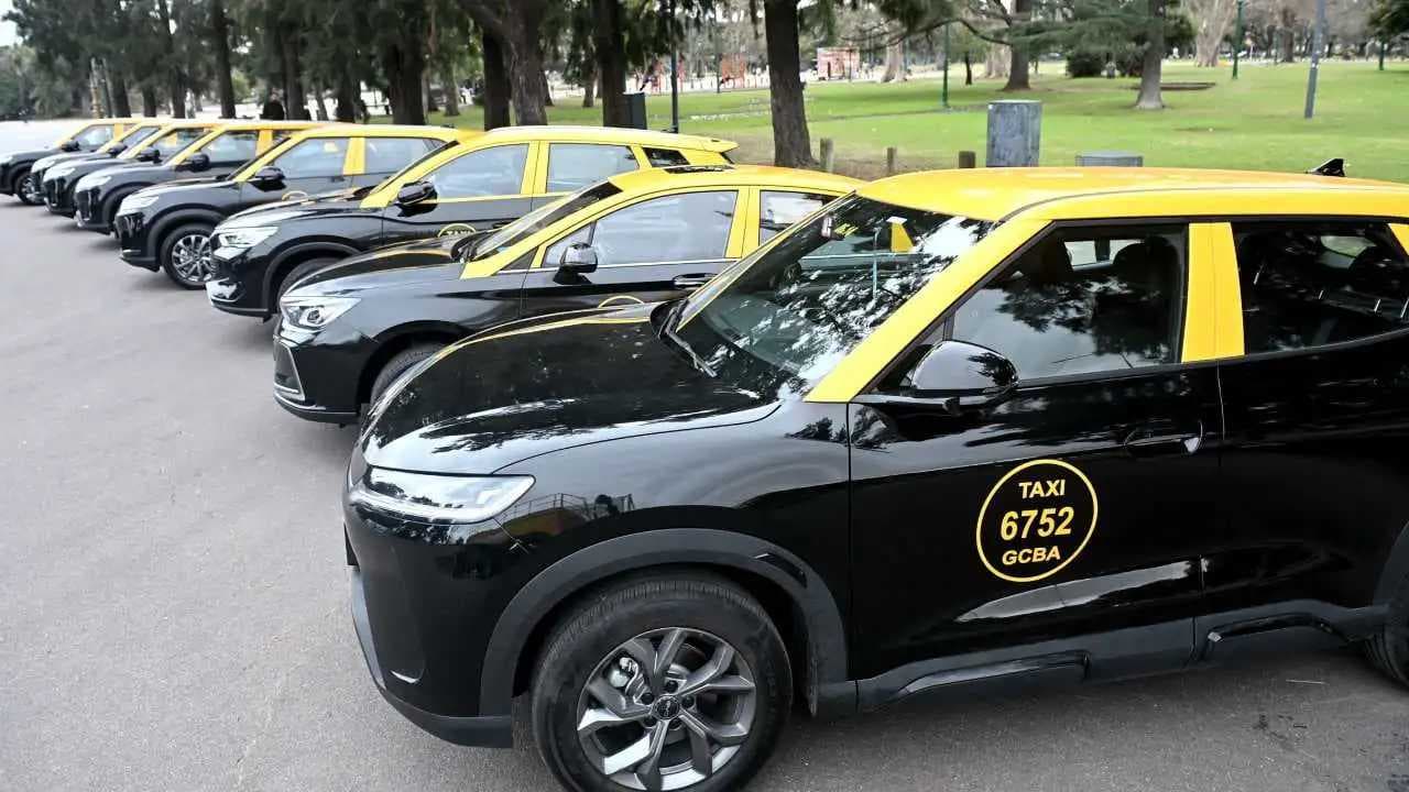 Buenos Aires Impulsa la Movilidad Sostenible con Taxis Eléctricos y Financiamiento Histórico del Banco Ciudad