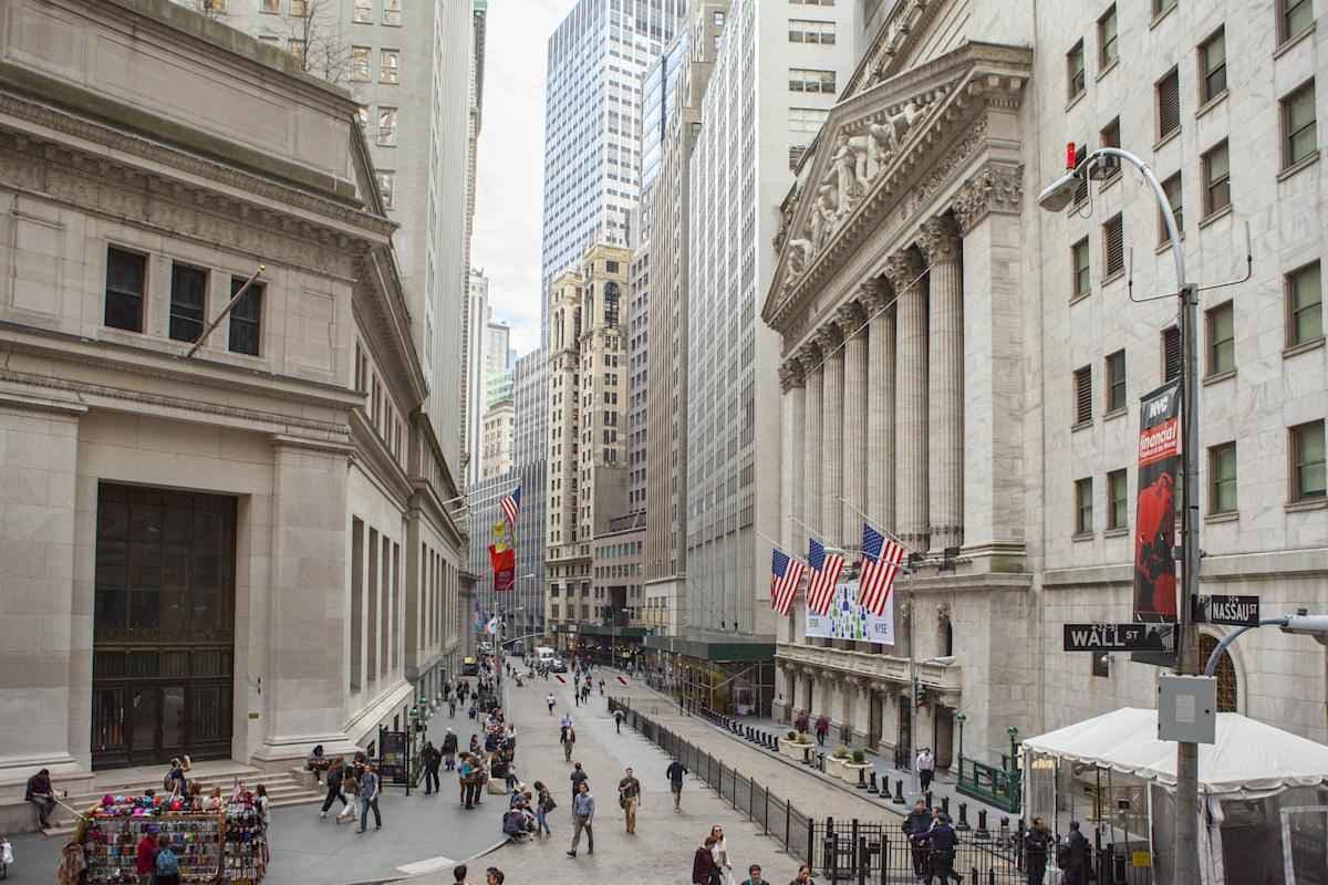 Ganancias Récord de Wall Street: ¿Espejismo de Bonanza o Alerta de Riesgo Oculto?