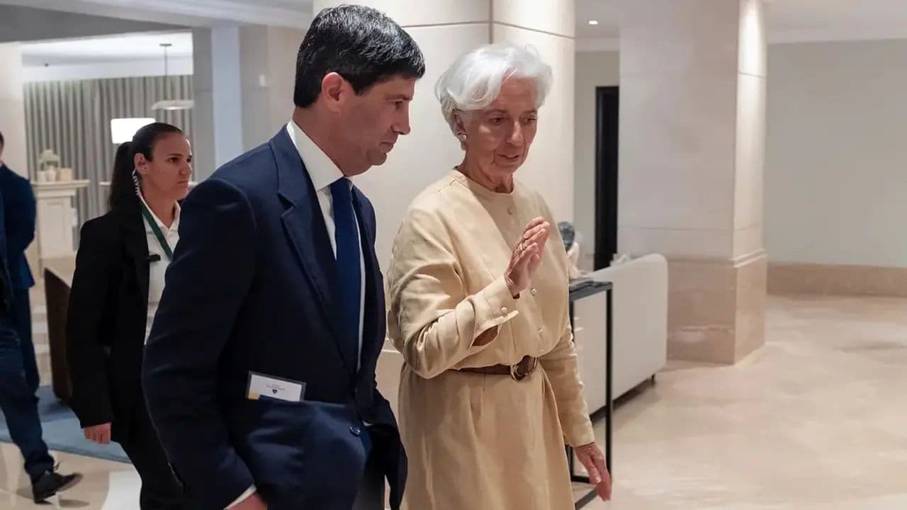 Bitcoin bajo Fuego Cruzado: La Tormenta Perfecta de Tasas y Regulación Pone a Prueba a Inversores