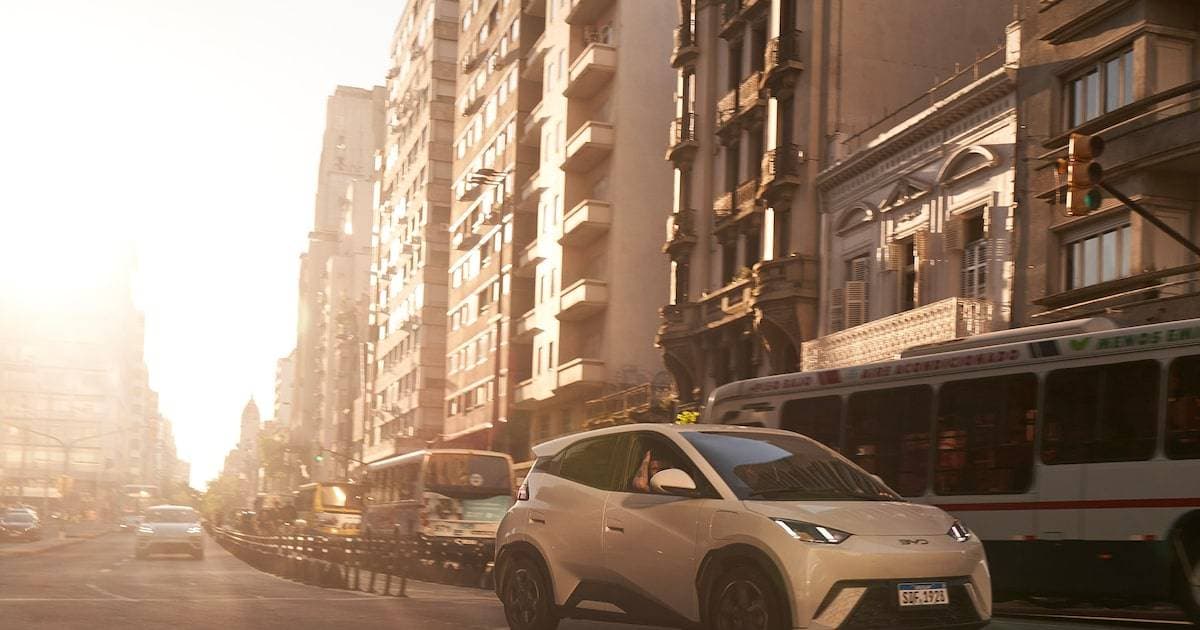 La paradoja argentina: Vehículos eléctricos chinos irrumpen en el mercado bajo la mirada pro-occidental de Milei