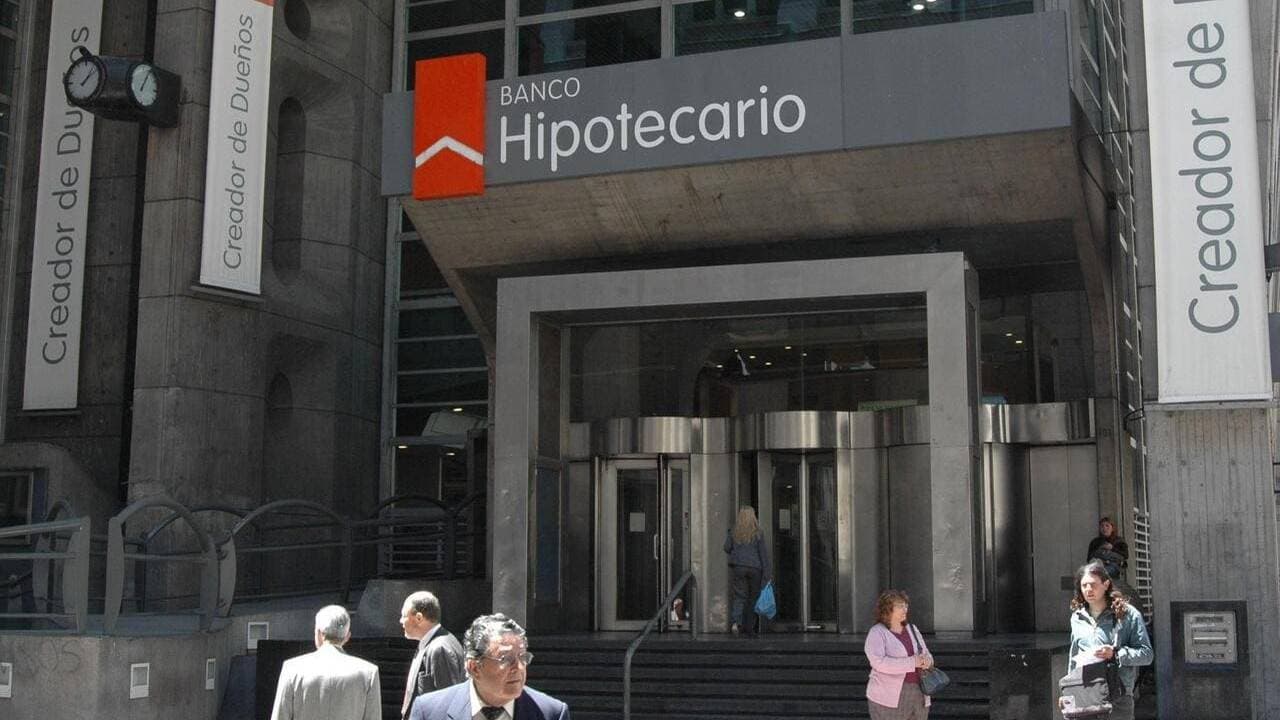 Giro Defensivo: Banco Hipotecario Recorta Exposición a Pesos ante Dólar Fuerte e Inflación Persistente