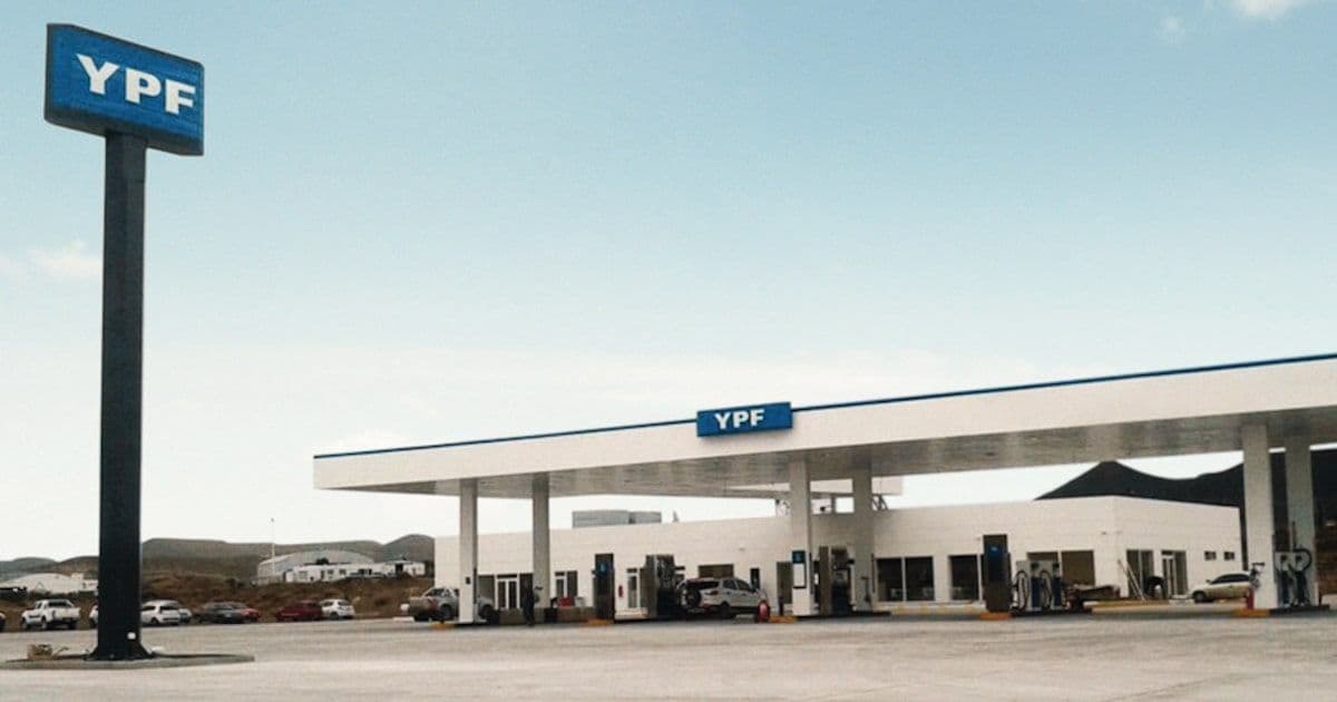 El Dique de la Nafta: Por qué el crudo cae pero el combustible en Argentina no